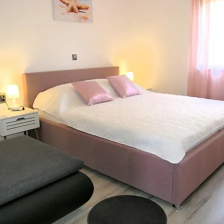 Ante Apartment *